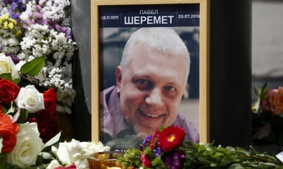 В следственную группу, которая работает над делом об убийстве журналиста Павла Шеремета, входят три прокурора и десятки полицейских. 