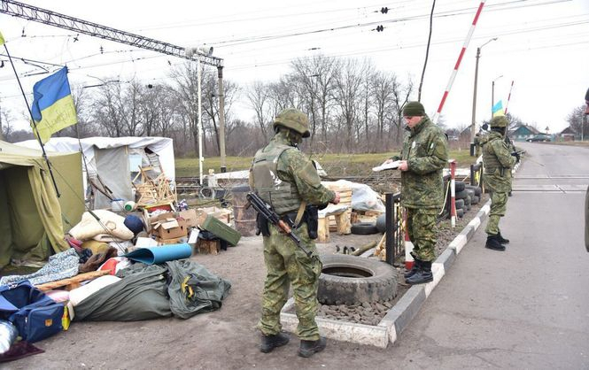 Во исполнение решения СНБО о запрете грузоперевозок в оккупированный Донбасс Нацполиция откроет дополнительные стационарные блокпосты по всей линии разграничения в ключевых транспортных узлах. 