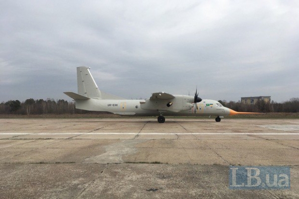 Новейший украинский самолет - транспортник Ан-132 - в пятницу впервые поднялся в воздух. 