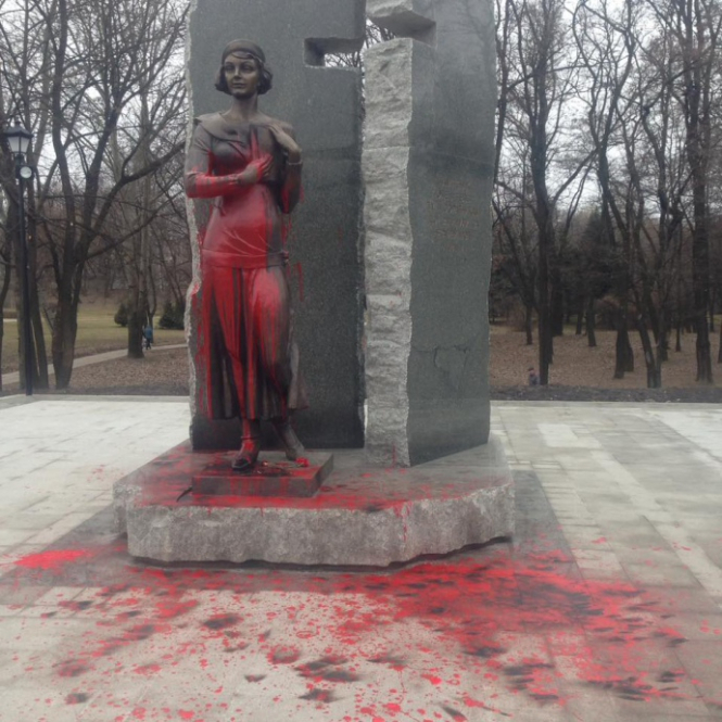 В Киеве неизвестные облили красной краской памятник Елене Телиге, который был открыт в "Бабьем Яру" в конце февраля. 