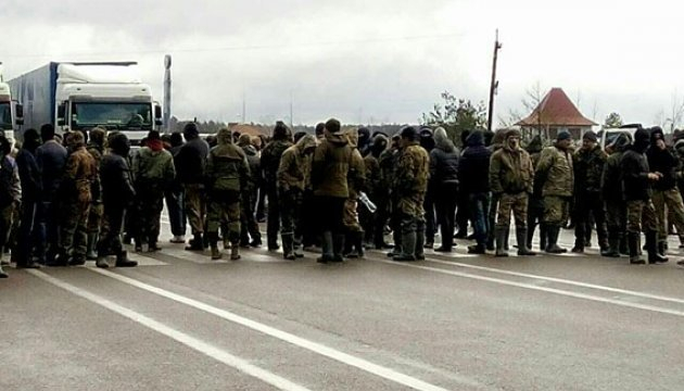 Блокировка движения на трассе Киев - Варшава в Сарненском районе Ровенской области продолжается. 