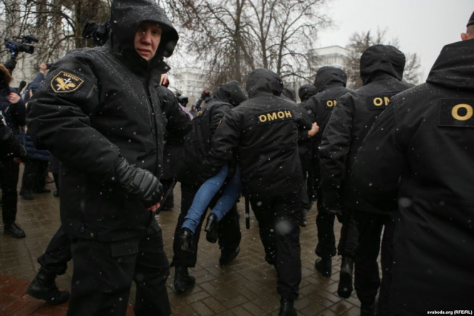 Суд в Беларуси постановил депортировать в Украину двух граждан Украины, задержанных на митинге в Минске 25 марта. 