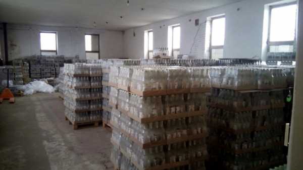 В Херсонской области выявлено поддельные алкогольные напитки, общая стоимость которых составляет более 1500000 грн. Предприниматели хранили фальсифицированную продукцию на одном из складов в Каховке. 