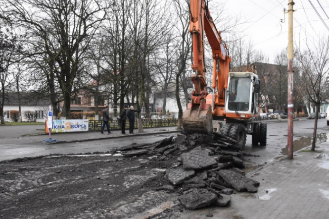 В Иршаве, что на Закарпатье, местные власти и автодор решили, что целесообразнее восстановить на центральной улице города дорогу из брусчатки, проложенную в прошлом веке, вместо ежегодного ямочного ремонта. 