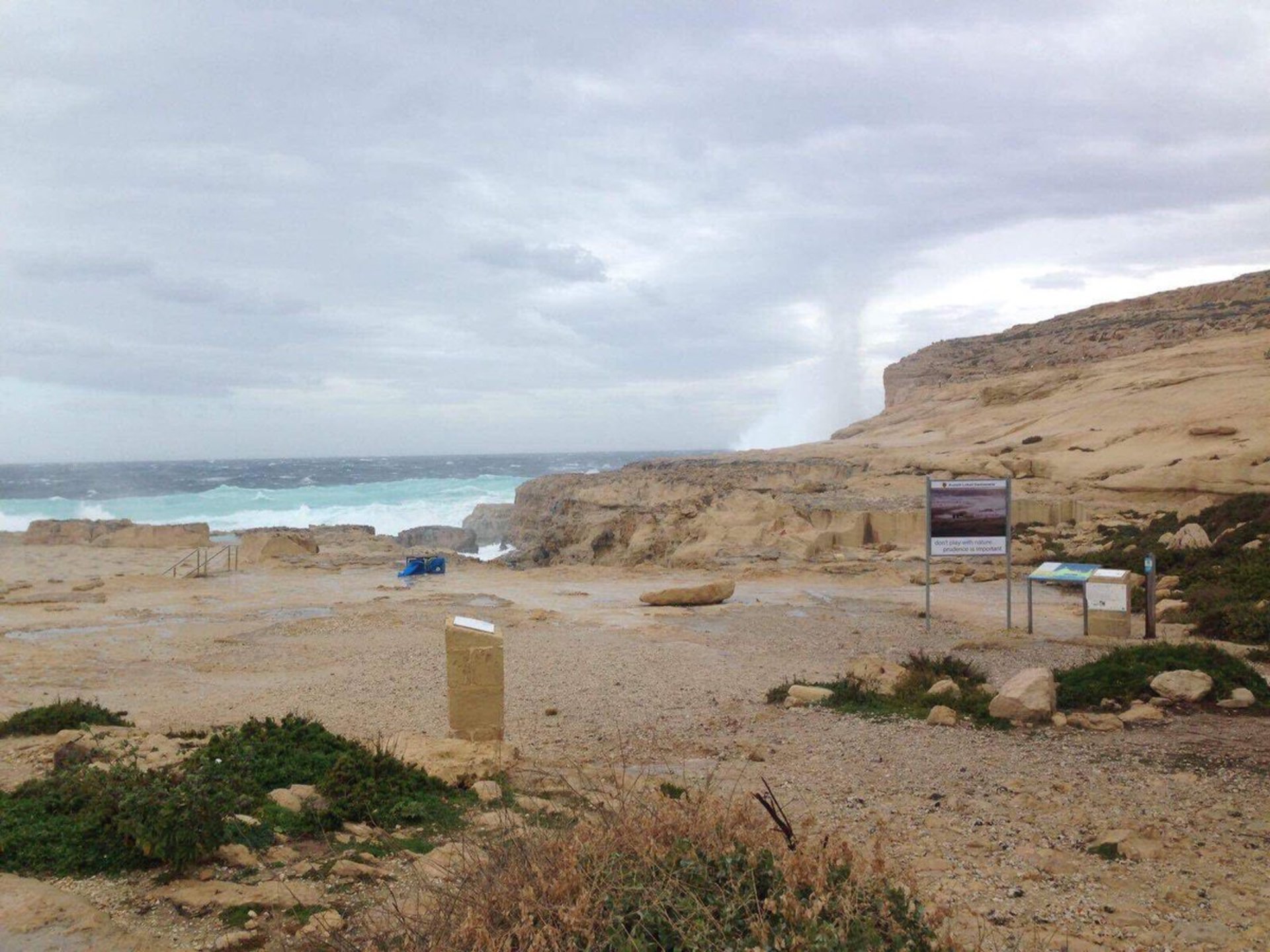 На острове Гоцо (Мальта) после штормов обвалилась 28-метровая скальная арка, известная как "Лазурное окно", принадлежавшая к объектам всемирного наследия UNESCO. 