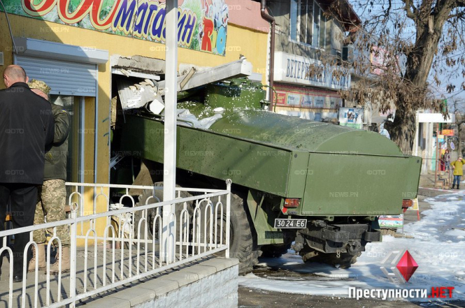 В Николаеве в микрорайоне Варваровка военный бензовоз въехал в зоомагазин. 