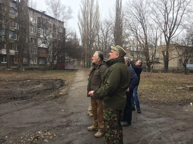 В четверг, 2 марта, пророссийские террористы в течение получаса выпустили по Авдеевке более 20 снарядов из танка и артиллерийской установки. 