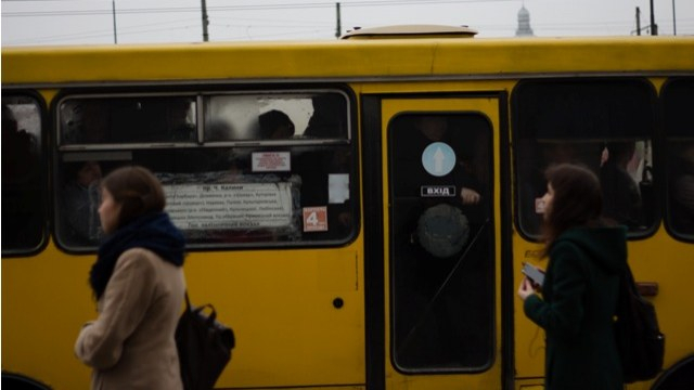 Во Львове на улице Выговского из маршрутки выпала беременная женщина. По словам потерпевшей, водитель, не закрыв двери, двинулся с остановки. 