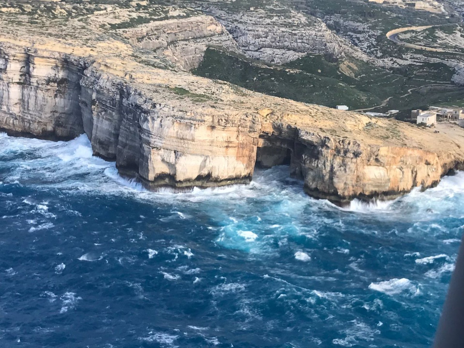 На острове Гоцо (Мальта) после штормов обвалилась 28-метровая скальная арка, известная как "Лазурное окно", принадлежавшая к объектам всемирного наследия UNESCO. 