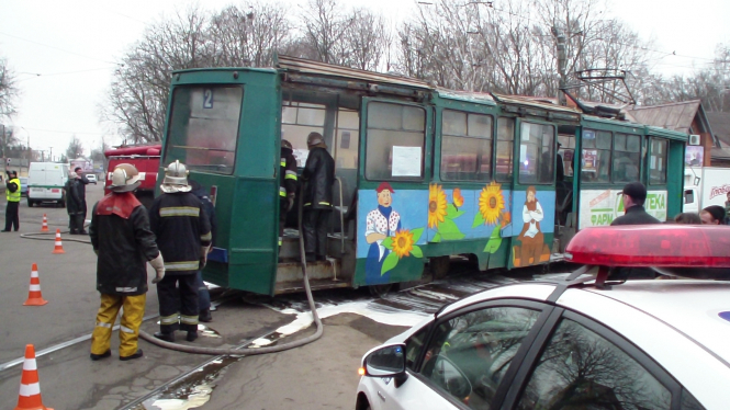 В городе Конотоп Сумской области произошло возгорание в трамвае. Пассажиров эвакуировали. 