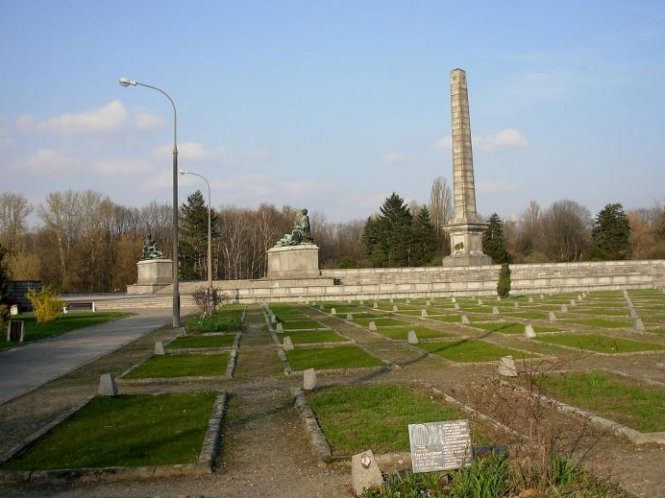 В Варшаве вандалы осквернили Центральное военное кладбище-мавзолей воинов Красной армии. 