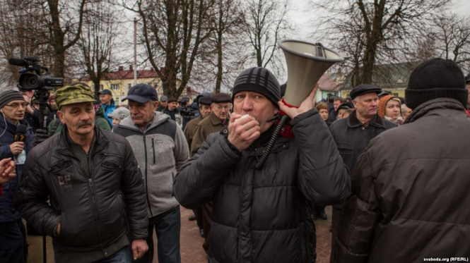 В Беларуси в воскресенье, 19 марта, силовики задержали по меньшей мере трех организаторов протестов против налога на безработицу после того, как сотни людей в очередной раз вышли против так называемого "декрета о дармоедов". 