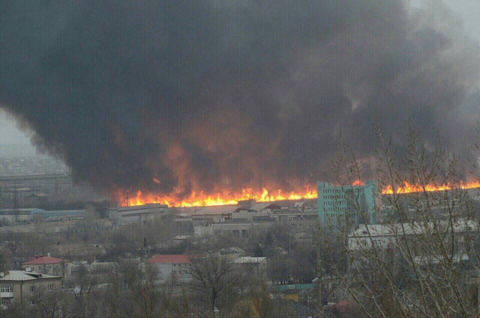 На оккупированной территории Луганска вспыхнул пожар. Перед этим жители слышали взрыв. По предварительной информации, горел склад горюче-смазочных материалов, где заправляют армейскую технику. 