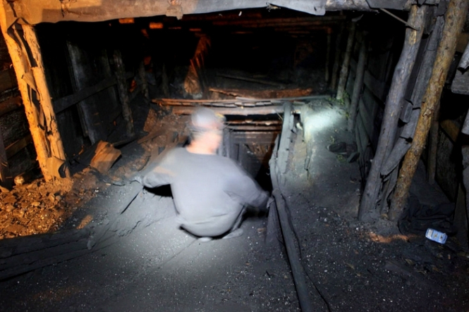 В результате выброса угля и газа на шахте в Торецке на Донетчине погиб один горняк, остальные трое успели спастись. 