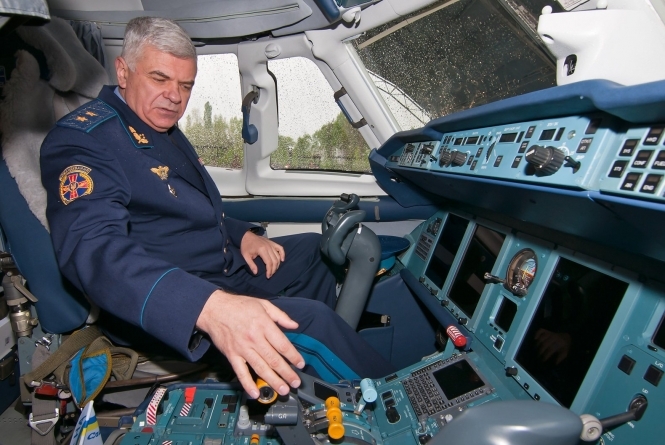 Командующего Военно-воздушными силами генерал-полковника Сергея Дроздова из Чернигова в Киев транспортировали не просто элитным автомобилем, а вертолетом. 