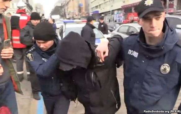 Неизвестные пытались сорвать марш за права женщин, происходит в центре Киева. 