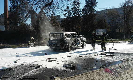 В центре Мариуполя взорвался автомобиль. 