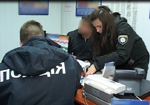 В Киеве на Троещине мужчина, угрожая гранатой, ограбил два пункта выдачи быстрых кредитов на улице Драйзера и проспекте Маяковского. 