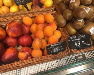 
Киевлян шокировала цена на абрикосы в элитном супермаркете 