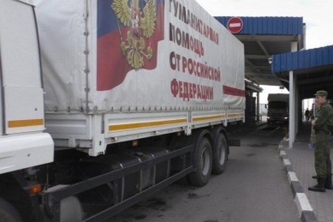 Россия с апреля будет отправлять конвои с "гуманитарной помощью" для жителей оккупированной боевиками территории на востоке Украины один раз в месяц вместо двух. 