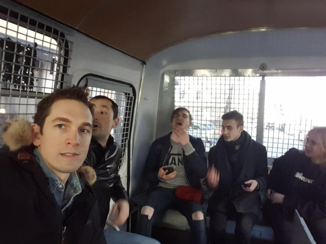 Журналиста издания The Guardian Алека Льюна задержали во время антикоррупционных протестов в Москве. 