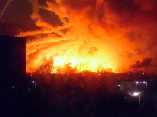 Государственная служба по чрезвычайным ситуациям (ГосжЧС) опубликовала фоторепортаж с г. Балаклея, где продолжаются взрывы и пожар на складах боеприпасов. 