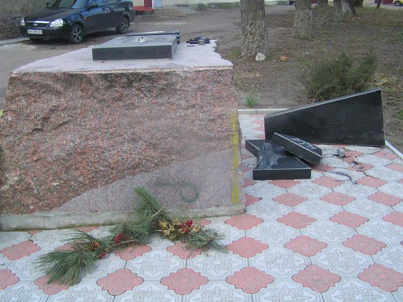 В городе Малая Виска Кировоградской области неизвестные разрушили памятный знак в честь погибших героев Небесной Сотни. 