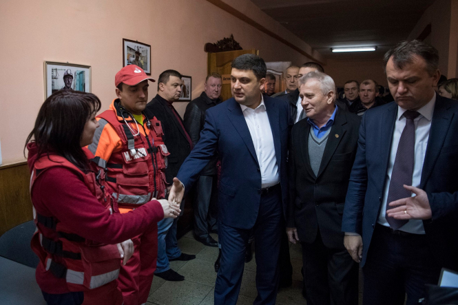 Во время визита во Львовскую область в связи с чрезвычайной ситуацией на шахте "Степная" премьер-министр Украины Владимир Гройсман посетил в городской больнице Червонограда пострадавших горняков. 