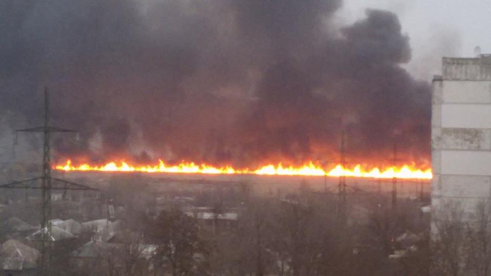 На оккупированной территории Луганска вспыхнул пожар. Перед этим жители слышали взрыв. По предварительной информации, горел склад горюче-смазочных материалов, где заправляют армейскую технику. 