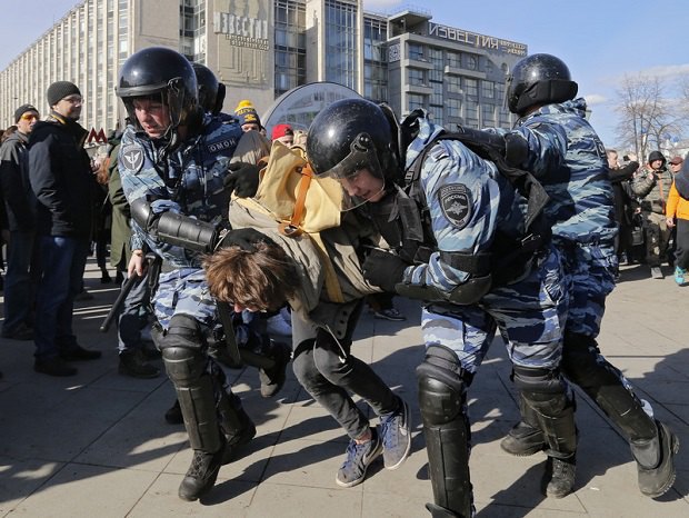 В воскресенье, 26 марта, по всей России прошли несанкционированные акции с требованием борьбы с коррупцией, в ходе которых были задержаны сотни людей. 