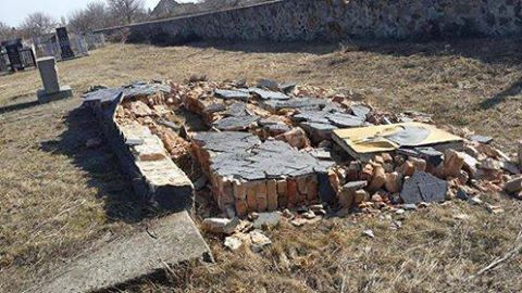 На новом Еврейском кладбище в Саврани Одесской области, неизвестные уничтожили мемориал жертвам Холокоста. 