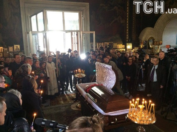 Убитого в Киеве экс-депутата Госдумы Дениса Вороненкова похоронили на Зверинецком кладбище в Киеве. 