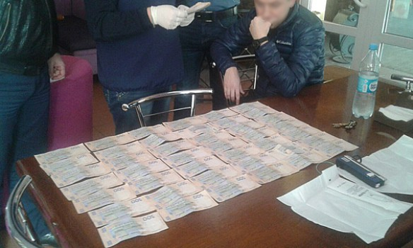 В Черкассах полиция задержала начальника отдела государственной исполнительной службы районного управления юстиции за получение взятки размером в 35 тыс. грн за снятие ареста с автомобиля. 