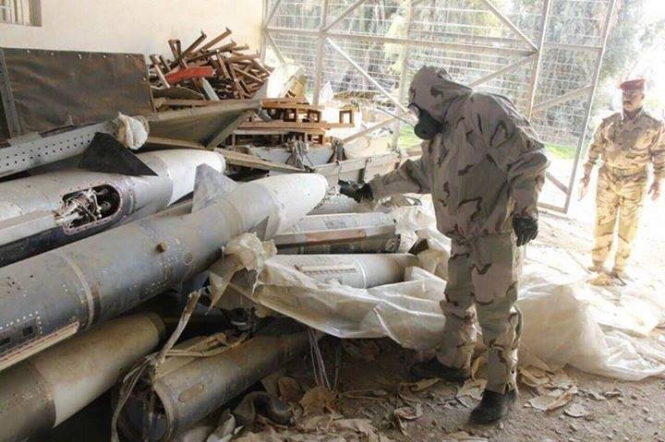 75 бригада девятой Дивизии ВС Ирака нашла в Мосуле арсеналы химического оружия террористов ИГИЛ на одном из складов города. 