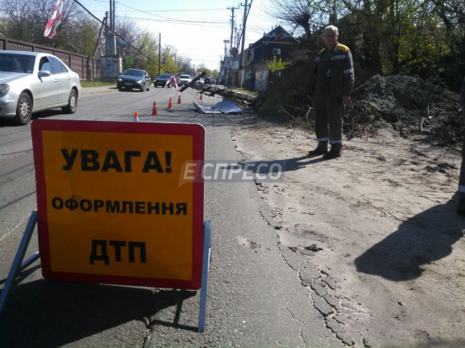 В Дарницком районе Киева водитель грузовика снес железобетонную опору линии электропередачи и скрылся с места происшествия. 