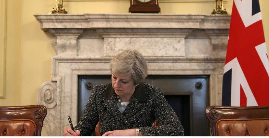 Премьер-министр Великобритании Тереза Мэй может занять жесткую позицию в отношении Гибралтара после выхода страны из Евросоюза и даже пойти по пути Маргарет Тэтчер, которая в свое время не стала мириться с возможной потерей Фолклендских островов. 