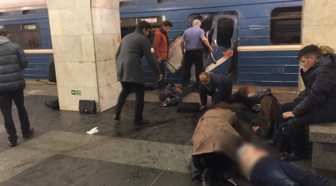 В Санкт-Петербурге произошел взрыв в метро. По данным очевидцев, есть жертвы. 