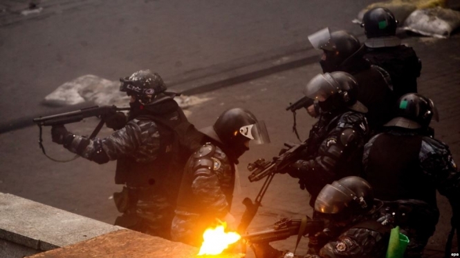 Святошинский районный суд Киева оставил под стражей пятерых бывших сотрудников спецподразделения МВД Украины "Беркут", подозреваемых в массовых расстрелах протестующих Евромайдана еще на 60 суток. 