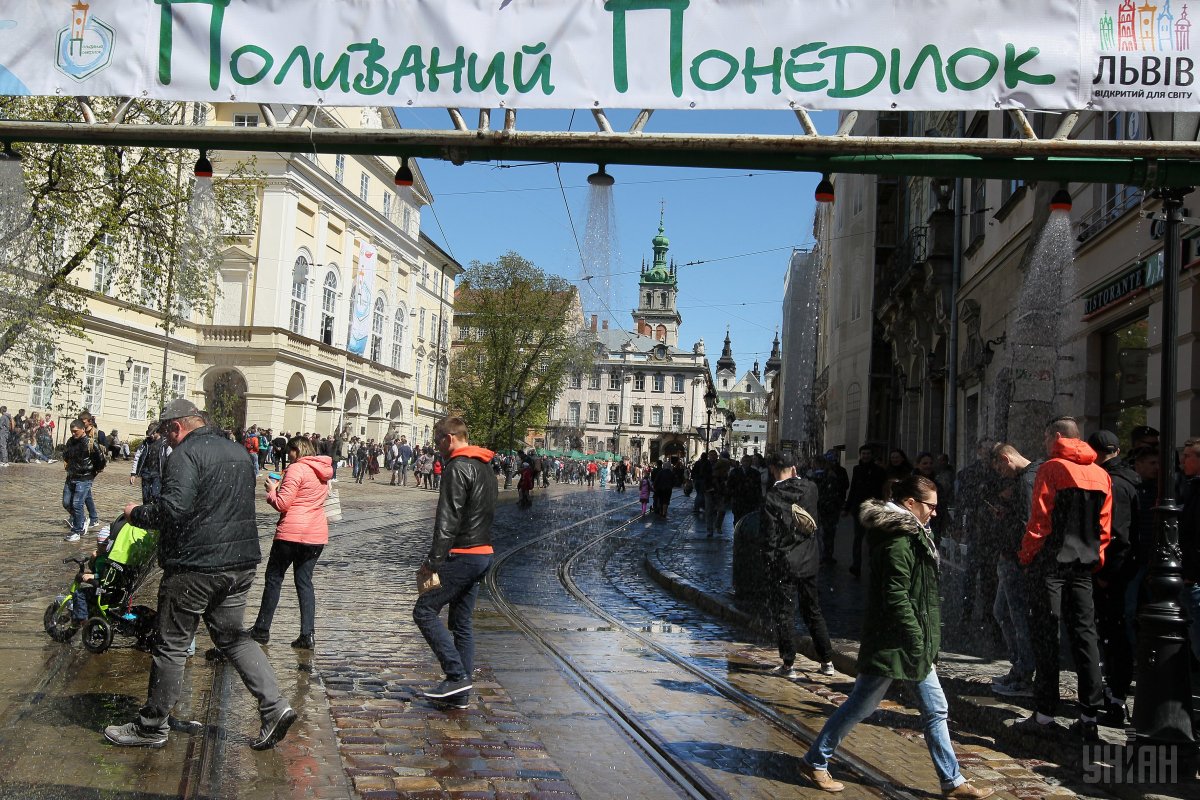 В центре Львова отпраздновали поливальный понедельник. Четвертый год подряд для желающих обливаться водой на следующий день после Пасхи выделяют площадь перед входом в городской ратуше. 