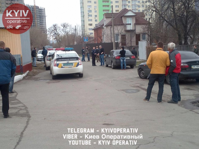 В Днепровском районе Киева оперативники со стрельбой задержали четырех иностранцев, обворовывали автомобили. 