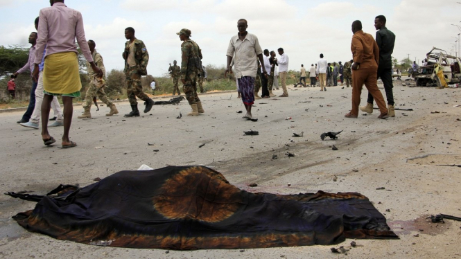 15 гражданских погибли в результате взрыва у военной базы в столице Сомали Могадишо. 