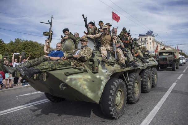 В Специальной мониторинговой миссии ОБСЕ в Украине считают присутствие военной техники на парадах в честь 9 мая на неподконтрольных правительству территориях Луганской области нарушением Минских договоренностей. 