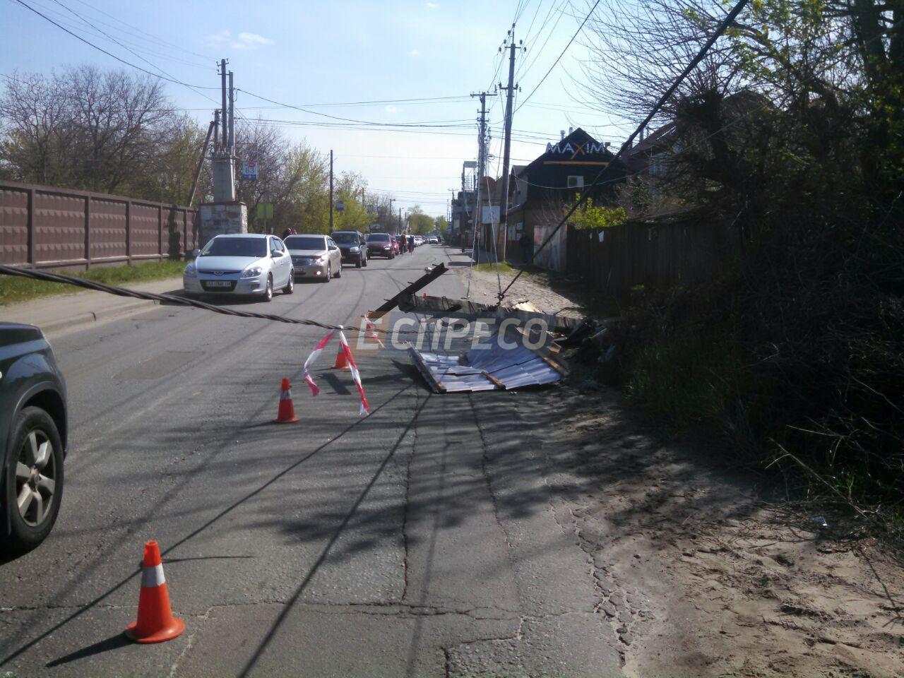 В Дарницком районе Киева водитель грузовика снес железобетонную опору линии электропередачи и скрылся с места происшествия. 