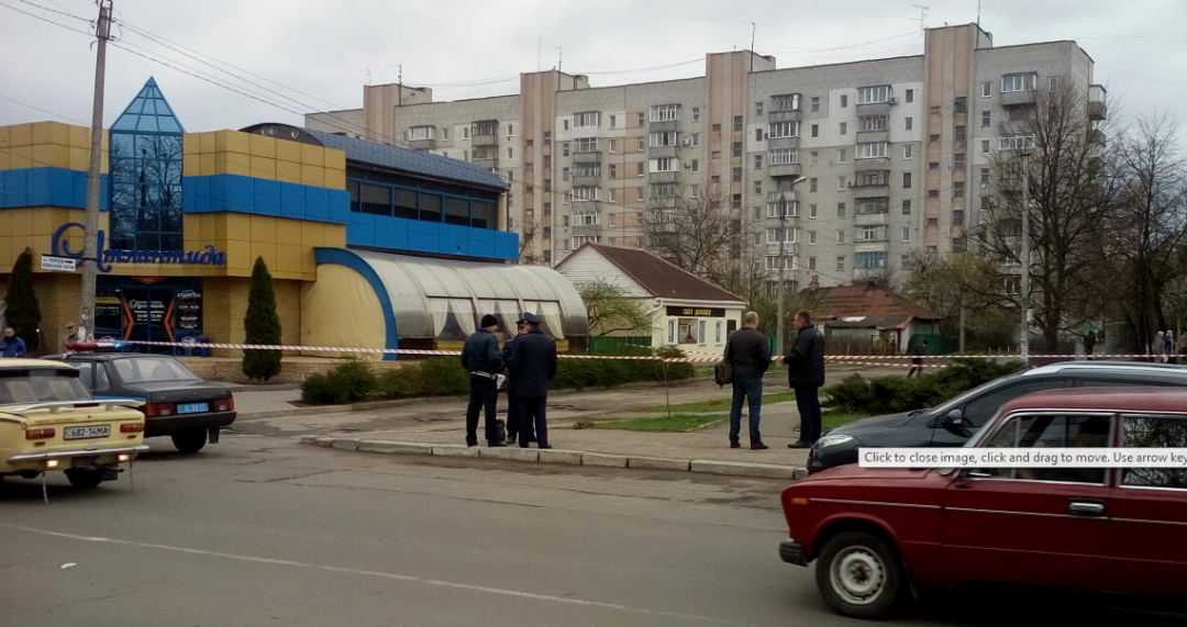 В городе Смела Черкасской области неизвестный из гранатомета стрелял по помещению одного из ночных клубов. 