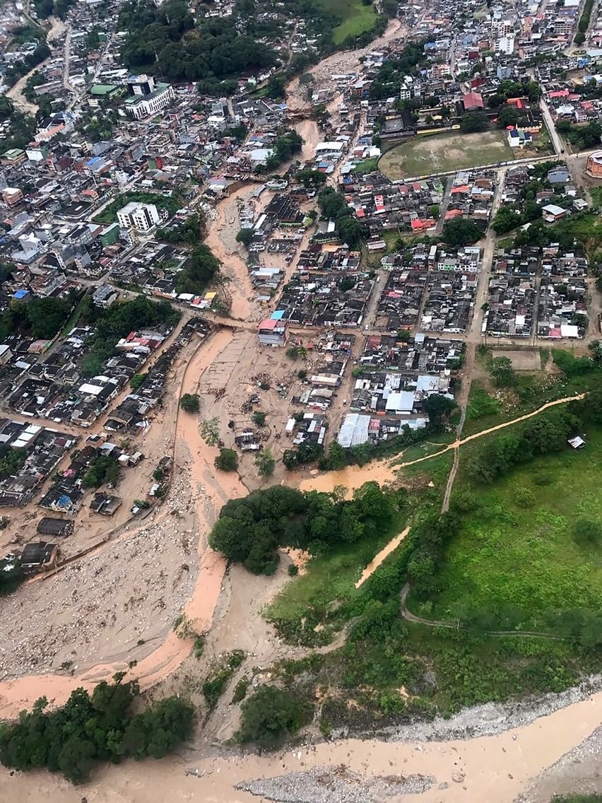 В результате оползня в районе юго-западной границы Колумбии погибли более сотни человек, еще около 200 человек пропали без вести, 400 - получили ранения. 