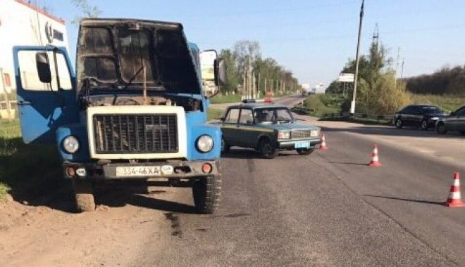 61-летний водитель автомобиля "ГАЗ" с цистерной наехал на мэра Дергачи Харьковской области Александра Лисицкого по неосторожности. У машины был поднят капот, и водитель не увидел мэра, который шел навстречу. 