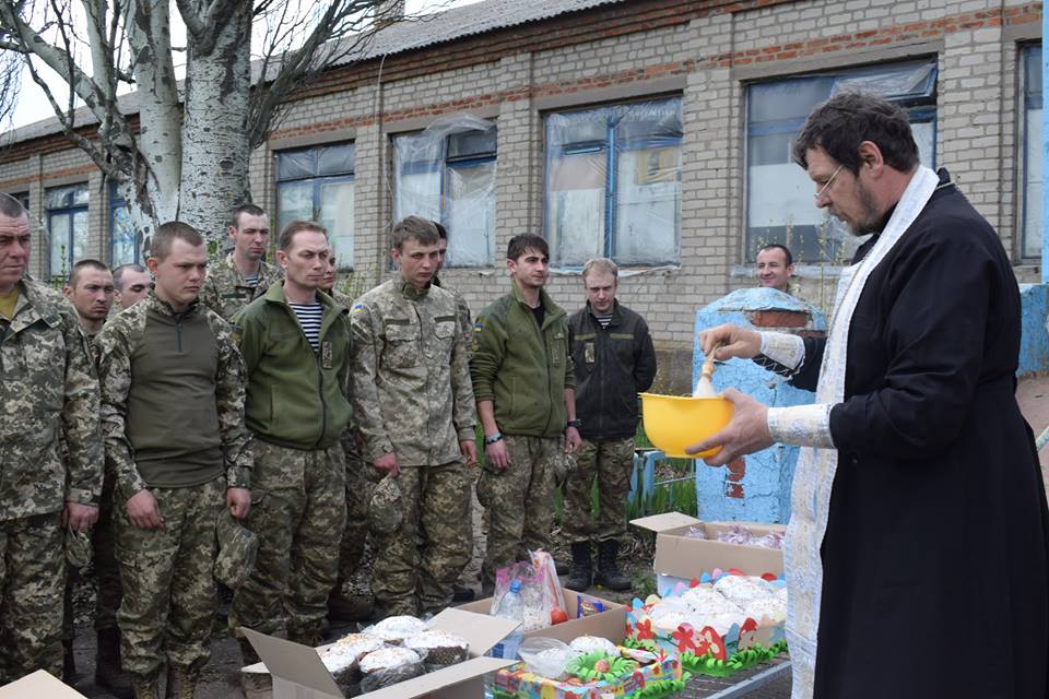 В подразделениях Вооруженных сил Украины в зоне проведения антитеррористической операции состоялись пасхальные богослужения. 