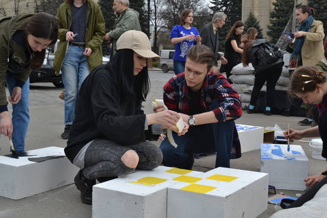 Символический блокпост под флагом ЕС установили на площади Свободы в Харькове по случаю очередной годовщины освобождения здания облгосадминистрациы от пророссийских сепаратистов 8 апреля 2014. 