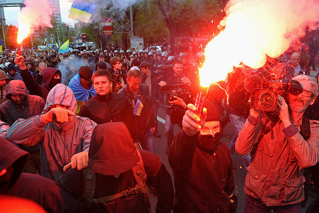 28 апреля 2014 года в Донецке сторонники "русского мира" в камуфляже и с битами разогнали акцию граждан за единую Украину. 