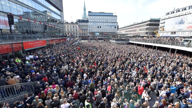 Акция "Манифестация любви" состоялась в воскресенье, 9 апреля, на площади Сергельсторг в центре Стокгольма. 